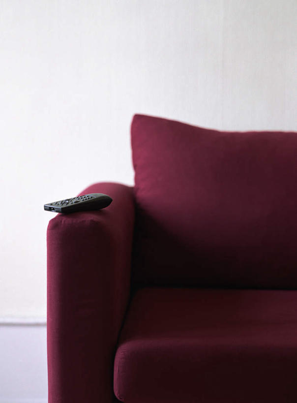 无人,竖图,室内,特写,白天,白色背景,正面,靠垫,沙发,静物,瓷砖,地砖,墙,靠枕,地面,墙壁,墙面,一个,红色,垫子,遥控器,枕头,摄影,影棚,单个,布艺沙发,彩图,影棚拍摄,拍摄