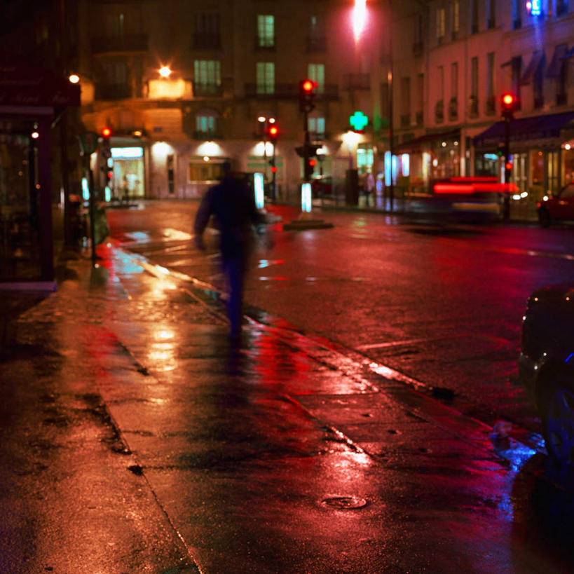 一个人,高楼大厦,站,走,方图,室外,夜晚,正面,旅游,度假,美景,雨,大雨,窗户,落地窗,大厦,道路,建筑,街道,路,路灯,摩天大楼,指示牌,公路,汽车,照明,仅一个男性,仅一个人,一排,许多,整齐,标志,文字,景观,灯光,交通,娱乐,标识,玻璃窗,车,灯,排列,仅一个年轻男性,自然,交通工具,轿车,站着,享受,休闲,景色,放松,细雨,照亮,照明设备,队列,自然风光,男人,男性,年轻男性,小雨,马路,步行,散步,站立,走路,彩图,全身,大楼,高层建筑,高楼,摩天楼