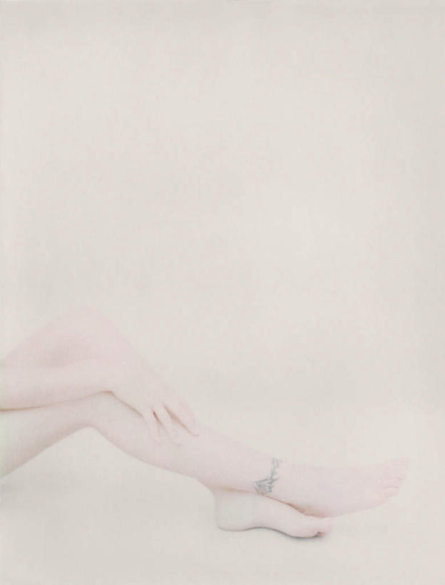 西方人,手,腿部,脚,脚趾,脚后跟,脚背,踝,腿,一个人,坐,摸,竖图,室内,特写,白天,白色背景,侧面,时尚,欧洲,欧洲人,仅一个年轻女性,仅一个女性,仅一个人,抚摸,文化,纹身,手部,个性,摄影,信仰,影棚,刺青,追求,特效,想象,文身,勇气,崇拜,张扬,年轻女性,女人,女性,白种人,脚底,触摸,接触,坐着,半身,彩图,影棚拍摄,拍摄