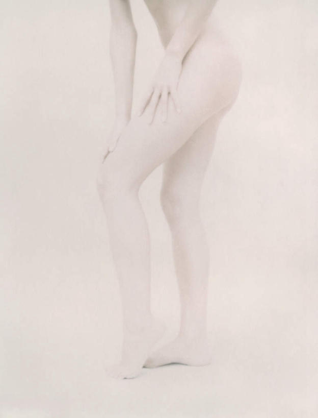 西方人,手,腿部,脚,脚趾,脚后跟,脚背,踝,腿,一个人,站,摸,竖图,室内,特写,白天,白色背景,侧面,欧洲,欧洲人,仅一个年轻女性,仅一个女性,仅一个人,抚摸,弯腰,抬腿,裸露,站着,手部,遮,遮掩,摄影,影棚,赤裸,掩盖,遮挡,裸,特效,遮盖,弯身,掩饰,年轻女性,女人,女性,白种人,脚底,触摸,接触,站立,半身,彩图,影棚拍摄,拍摄