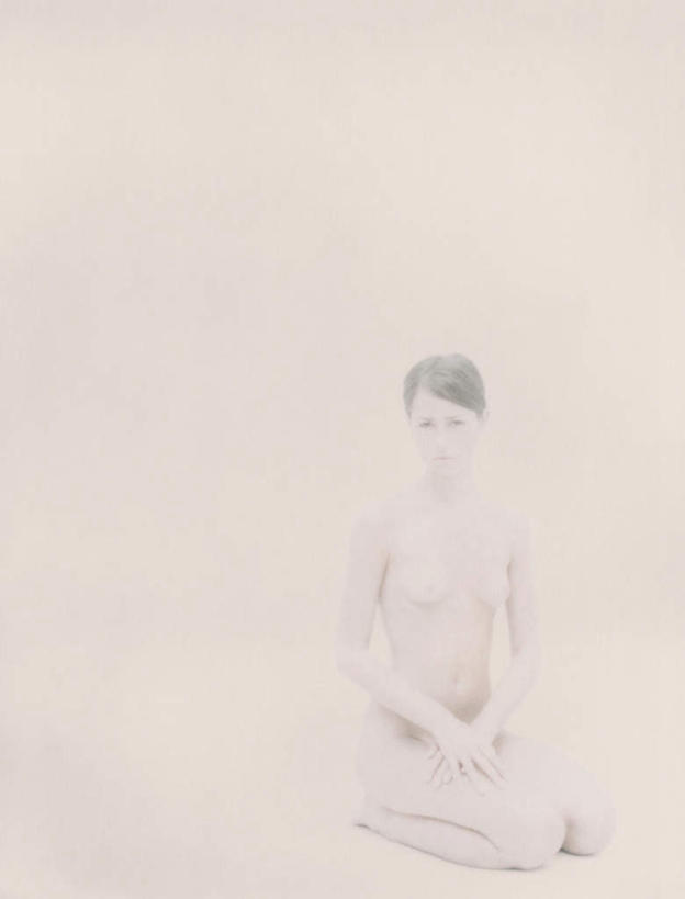 西方人,头发,一个人,坐,摸,竖图,室内,白天,白色背景,正面,欧洲,欧洲人,仅一个年轻女性,仅一个女性,仅一个人,抚摸,注视,裸露,黄色,观察,看,遮,遮掩,摄影,影棚,赤裸,观看,察看,掩盖,遮挡,关注,裸,特效,遮盖,掩饰,年轻女性,女人,女性,白种人,触摸,接触,坐着,彩图,全身,影棚拍摄,拍摄