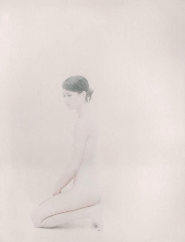 西方人,头发,一个人,跪,笑,摸,微笑,露齿笑,竖图,室内,白天,白色背景,侧面,欧洲,欧洲人,仅一个年轻女性,仅一个女性,仅一个人,抚摸,注视,裸露,黄色,观察,看,遮,遮掩,摄影,影棚,赤裸,观看,察看,掩盖,遮挡,关注,裸,特效,遮盖,掩饰,年轻女性,女人,女性,白种人,触摸,跪着,接触,彩图,全身,影棚拍摄,拍摄