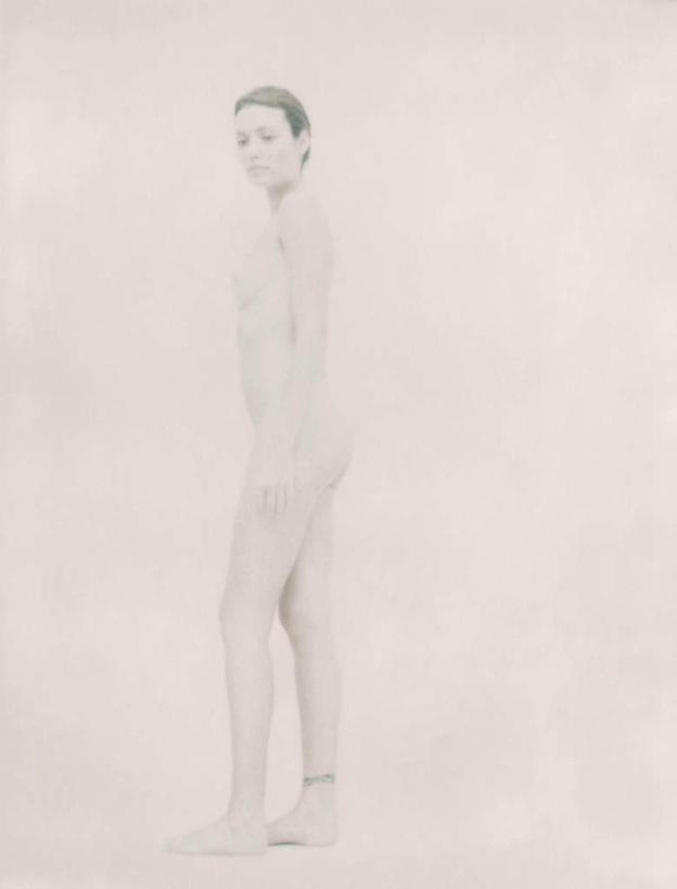 西方人,头发,一个人,站,摸,竖图,室内,白天,白色背景,侧面,欧洲,欧洲人,仅一个年轻女性,仅一个女性,仅一个人,抚摸,注视,裸露,黄色,观察,看,站着,转头,摄影,影棚,赤裸,观看,察看,关注,裸,特效,年轻女性,女人,女性,白种人,触摸,接触,站立,彩图,全身,影棚拍摄,拍摄