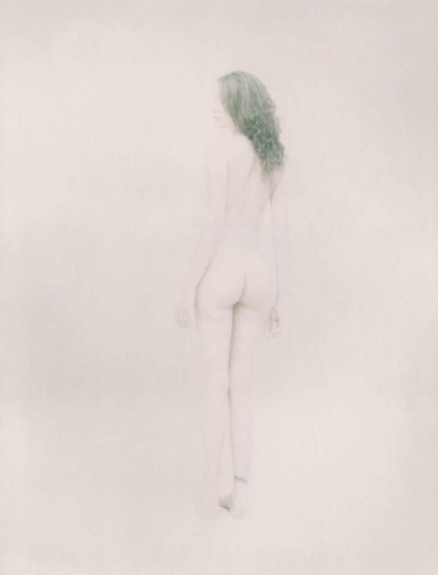 西方人,头发,一个人,站,竖图,室内,白天,白色背景,欧洲,欧洲人,仅一个年轻女性,仅一个女性,仅一个人,注视,裸露,背面,黄色,观察,看,站着,摄影,影棚,赤裸,观看,察看,关注,裸,特效,年轻女性,女人,女性,白种人,站立,彩图,全身,影棚拍摄,拍摄