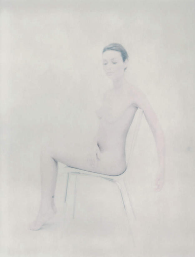 西方人,头发,一个人,坐,笑,微笑,露齿笑,竖图,室内,白天,白色背景,侧面,椅子,欧洲,欧洲人,仅一个年轻女性,仅一个女性,仅一个人,木椅,二郎腿,注视,裸露,一个,黄色,观察,看,靠,靠着,倚靠,转头,遮,遮掩,摄影,影棚,单个,赤裸,观看,察看,掩盖,倚着,遮挡,关注,裸,特效,遮盖,掩饰,年轻女性,女人,女性,白种人,坐着,彩图,全身,影棚拍摄,拍摄