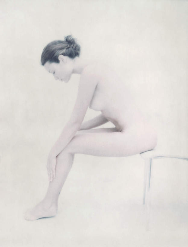 西方人,头发,一个人,坐,闭眼,笑,摸,微笑,露齿笑,竖图,室内,白天,白色背景,侧面,椅子,欧洲,欧洲人,仅一个年轻女性,仅一个女性,仅一个人,一把,撑,抚摸,弯腰,木椅,裸露,黄色,低头,摄影,影棚,赤裸,撑着,裸,特效,弯身,年轻女性,女人,女性,白种人,闭眼睛,闭着眼,闭着眼睛,触摸,接触,坐着,彩图,全身,影棚拍摄,拍摄