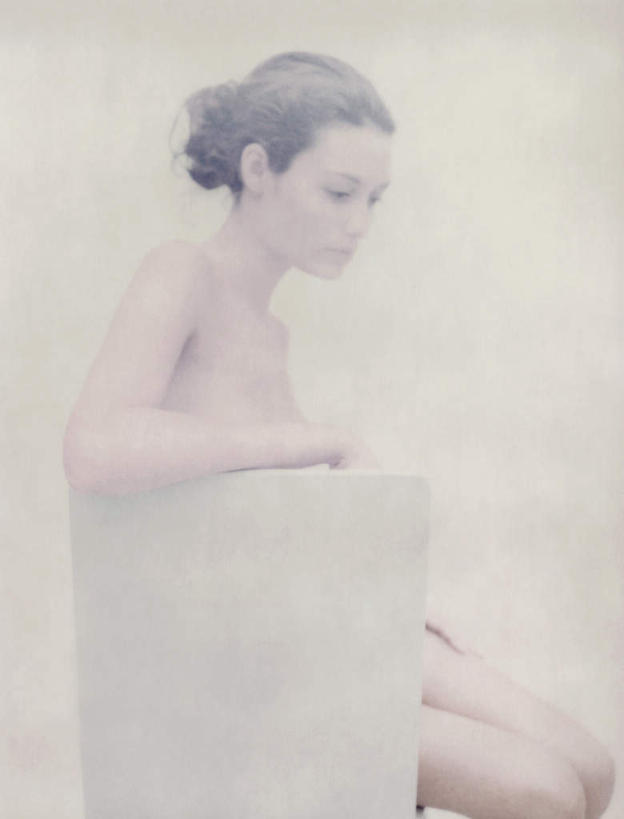 西方人,头发,一个人,坐,摸,竖图,室内,特写,白天,白色背景,侧面,椅子,欧洲,欧洲人,仅一个年轻女性,仅一个女性,仅一个人,一把,撑,抚摸,木椅,注视,裸露,黄色,低头,观察,看,靠,靠着,倚靠,摄影,影棚,赤裸,观看,察看,撑着,倚着,关注,裸,特效,年轻女性,女人,女性,白种人,触摸,接触,坐着,半身,彩图,影棚拍摄,拍摄