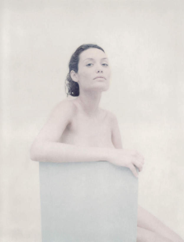 西方人,头发,一个人,坐,摸,竖图,室内,特写,白天,白色背景,侧面,椅子,欧洲,欧洲人,仅一个年轻女性,仅一个女性,仅一个人,一把,撑,抚摸,木椅,注视,裸露,黄色,观察,看,靠,靠着,倚靠,摄影,影棚,赤裸,观看,察看,撑着,倚着,关注,裸,特效,年轻女性,女人,女性,白种人,触摸,接触,坐着,半身,彩图,影棚拍摄,拍摄