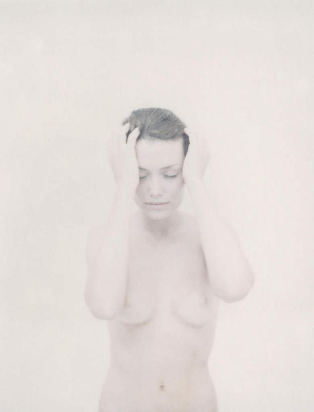 西方人,头发,一个人,站,举,闭眼,摸,竖图,室内,特写,白天,白色背景,正面,欧洲,欧洲人,仅一个年轻女性,仅一个女性,仅一个人,抚摸,裸露,黄色,托,站着,摄影,影棚,赤裸,裸,特效,年轻女性,女人,女性,白种人,闭眼睛,闭着眼,闭着眼睛,触摸,接触,举起,举手,举着,向上举,向上伸,向上托,站立,半身,彩图,影棚拍摄,拍摄