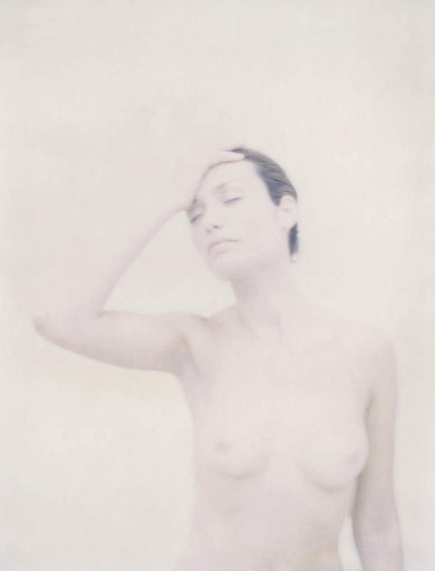 西方人,头发,一个人,举,闭眼,摸,竖图,室内,特写,白天,白色背景,正面,欧洲,欧洲人,仅一个年轻女性,仅一个女性,仅一个人,抚摸,裸露,黄色,托,摄影,影棚,赤裸,裸,特效,年轻女性,女人,女性,白种人,闭眼睛,闭着眼,闭着眼睛,触摸,接触,举起,举手,举着,抬头,向上举,向上伸,向上托,仰头,半身,彩图,影棚拍摄,拍摄