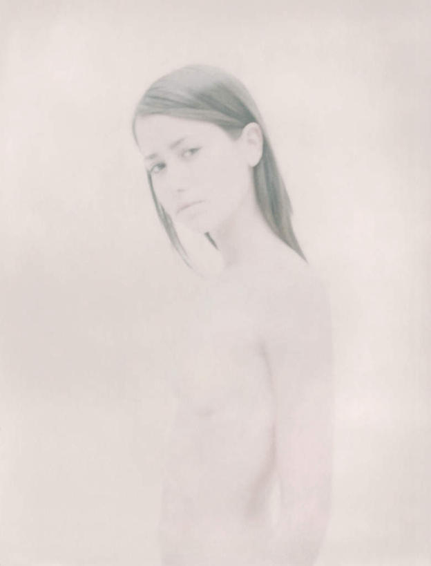 西方人,头发,一个人,站,笑,微笑,露齿笑,竖图,室内,特写,白天,白色背景,侧面,欧洲,欧洲人,仅一个年轻女性,仅一个女性,仅一个人,注视,裸露,黄色,观察,看,站着,转头,摄影,影棚,赤裸,观看,察看,关注,裸,特效,年轻女性,女人,女性,白种人,站立,半身,彩图,影棚拍摄,拍摄