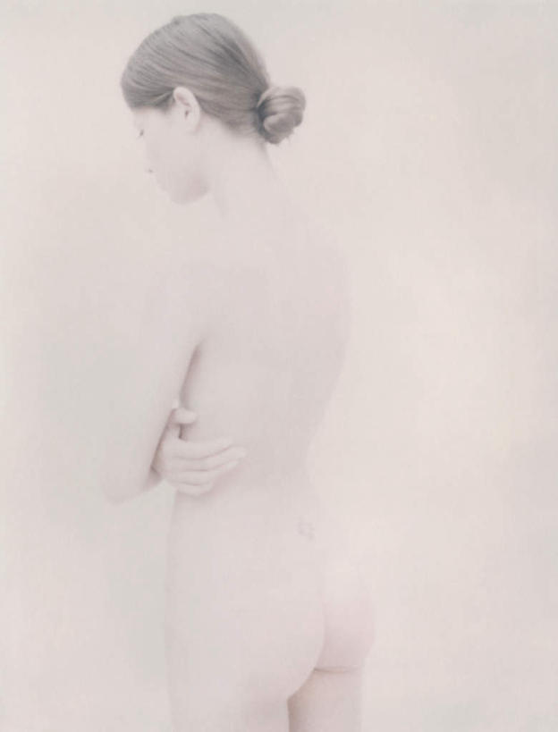 西方人,头发,一个人,站,双手交叉,竖图,室内,特写,白天,白色背景,侧面,欧洲,欧洲人,仅一个年轻女性,仅一个女性,仅一个人,注视,裸露,黄色,观察,看,站着,遮,遮掩,摄影,影棚,赤裸,观看,察看,掩盖,双手抱胸,遮挡,关注,裸,特效,遮盖,掩饰,年轻女性,女人,女性,白种人,站立,半身,彩图,影棚拍摄,拍摄