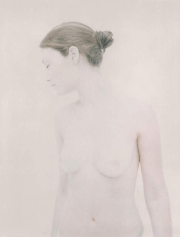 西方人,头发,一个人,站,闭眼,竖图,室内,特写,白天,白色背景,正面,欧洲,欧洲人,仅一个年轻女性,仅一个女性,仅一个人,裸露,黄色,站着,转头,摄影,影棚,赤裸,裸,特效,年轻女性,女人,女性,白种人,闭眼睛,闭着眼,闭着眼睛,站立,半身,彩图,影棚拍摄,拍摄