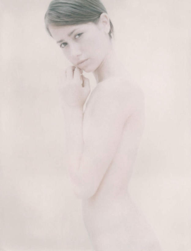 西方人,头发,一个人,站,举,笑,摸,微笑,露齿笑,竖图,室内,特写,白天,白色背景,侧面,欧洲,欧洲人,仅一个年轻女性,仅一个女性,仅一个人,抚摸,注视,裸露,黄色,观察,看,托,站着,遮,遮掩,摄影,影棚,赤裸,观看,察看,掩盖,遮挡,关注,裸,特效,遮盖,掩饰,年轻女性,女人,女性,白种人,触摸,接触,举起,举手,举着,向上举,向上伸,向上托,站立,半身,彩图,影棚拍摄,拍摄