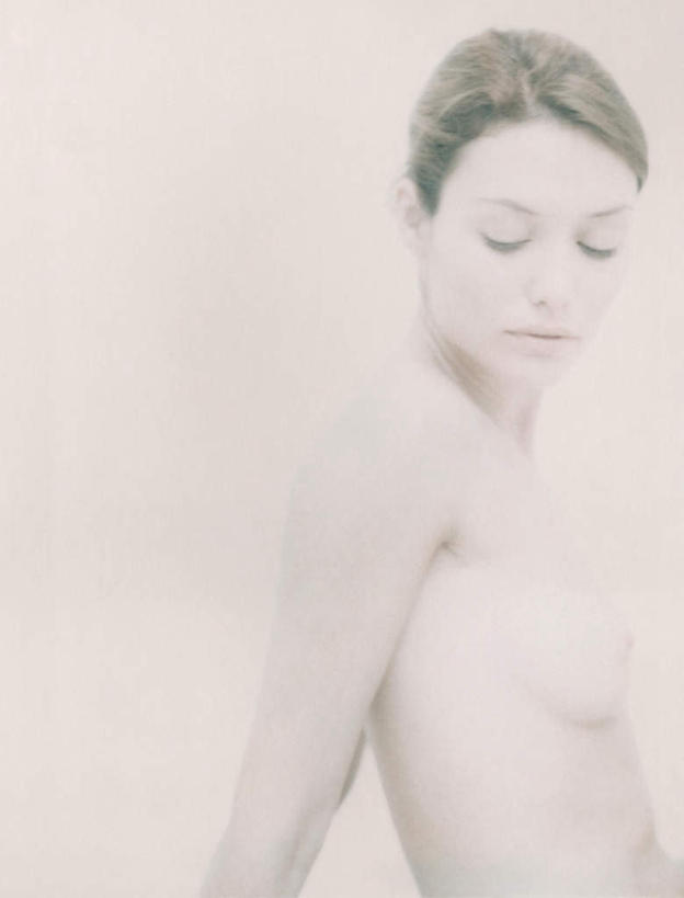 西方人,头发,一个人,站,闭眼,笑,微笑,竖图,室内,特写,白天,白色背景,侧面,欧洲,欧洲人,仅一个年轻女性,仅一个女性,仅一个人,裸露,黄色,站着,转头,摄影,影棚,赤裸,裸,特效,年轻女性,女人,女性,白种人,闭眼睛,闭着眼,闭着眼睛,站立,半身,彩图,影棚拍摄,拍摄