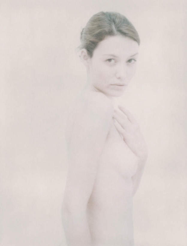 西方人,头发,一个人,站,举,笑,摸,微笑,竖图,室内,特写,白天,白色背景,侧面,欧洲,欧洲人,仅一个年轻女性,仅一个女性,仅一个人,抚摸,注视,裸露,黄色,观察,看,托,站着,转头,摄影,影棚,赤裸,观看,察看,关注,裸,特效,年轻女性,女人,女性,白种人,触摸,接触,举起,举手,举着,向上举,向上伸,向上托,站立,半身,彩图,影棚拍摄,拍摄