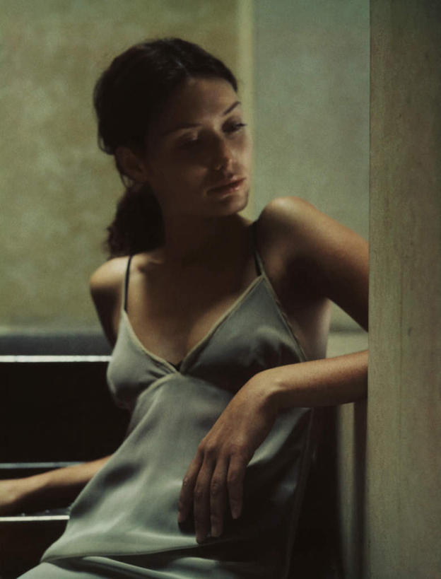 西方人,头发,一个人,栏杆,坐,闭眼,笑,摸,微笑,竖图,室内,白天,正面,裙子,楼梯,欧洲,欧洲人,仅一个年轻女性,仅一个女性,仅一个人,撑,抚摸,阴影,连衣裙,反射,扶手,影子,阶梯,墙,护栏,墙壁,墙面,台阶,蓝色,黑色,靠,靠着,倚靠,一件,吊带裙,撑着,倚着,年轻女性,女人,女性,白种人,长发,闭眼睛,闭着眼,闭着眼睛,触摸,接触,坐着,半身,彩图