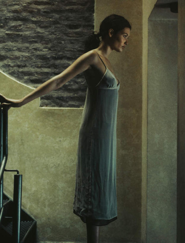 西方人,头发,一个人,栏杆,站,笑,摸,微笑,竖图,室内,白天,侧面,裙子,楼梯,欧洲,欧洲人,仅一个年轻女性,仅一个女性,仅一个人,撑,抚摸,阴影,花纹,条纹,连衣裙,反射,纹路,扶手,影子,阶梯,墙,注视,护栏,墙壁,墙面,台阶,蓝色,黑色,观察,看,站着,一件,观看,吊带裙,察看,撑着,关注,年轻女性,女人,女性,白种人,长发,触摸,接触,站立,半身,彩图