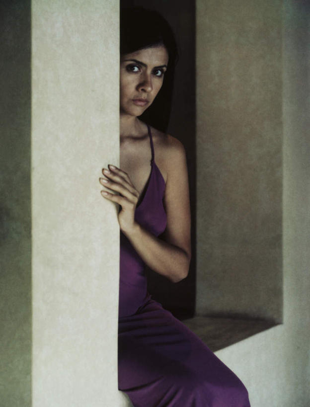 西方人,头发,一个人,坐,摸,竖图,室内,白天,正面,裙子,欧洲,欧洲人,仅一个年轻女性,仅一个女性,仅一个人,抚摸,阴影,连衣裙,反射,影子,墙,注视,墙壁,墙面,紫色,黑色,观察,看,靠,靠着,倚靠,一件,观看,吊带裙,察看,倚着,关注,年轻女性,女人,女性,白种人,长发,触摸,接触,坐着,半身,彩图