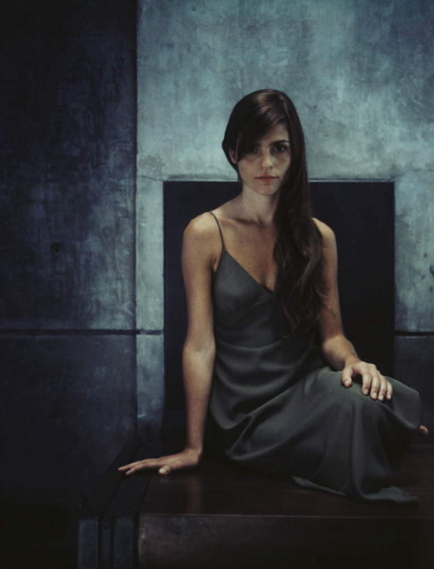 西方人,头发,一个人,坐,笑,摸,微笑,竖图,室内,白天,正面,裙子,椅子,欧洲,欧洲人,仅一个年轻女性,仅一个女性,仅一个人,撑,抚摸,阴影,花纹,蓝色背景,条纹,连衣裙,反射,纹路,影子,墙,注视,墙壁,墙面,一个,黑色,灰色,观察,看,一件,单个,观看,吊带裙,察看,撑着,关注,年轻女性,女人,女性,白种人,长发,触摸,接触,坐着,半身,彩图