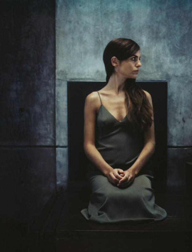 西方人,头发,一个人,坐,笑,摸,微笑,露齿笑,竖图,室内,白天,正面,裙子,椅子,欧洲,欧洲人,仅一个年轻女性,仅一个女性,仅一个人,抚摸,阴影,花纹,蓝色背景,条纹,连衣裙,反射,纹路,影子,墙,注视,墙壁,墙面,一个,黑色,灰色,观察,看,转头,一件,单个,观看,吊带裙,察看,关注,年轻女性,女人,女性,白种人,长发,触摸,接触,坐着,彩图,全身