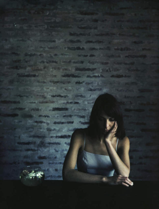 西方人,头发,一个人,坐,摸,竖图,室内,白天,正面,裙子,桌子,欧洲,欧洲人,仅一个年轻女性,仅一个女性,仅一个人,撑,抚摸,阴影,花纹,条纹,连衣裙,透明,反射,纹路,影子,办公桌,墙,托腮,注视,墙壁,墙面,一个,黑色,灰色,浴缸,低头,观察,看,托,一件,沉思,单个,观看,吊带裙,察看,撑着,关注,托下巴,年轻女性,女人,女性,白种人,长发,触摸,接触,坐着,半身,彩图