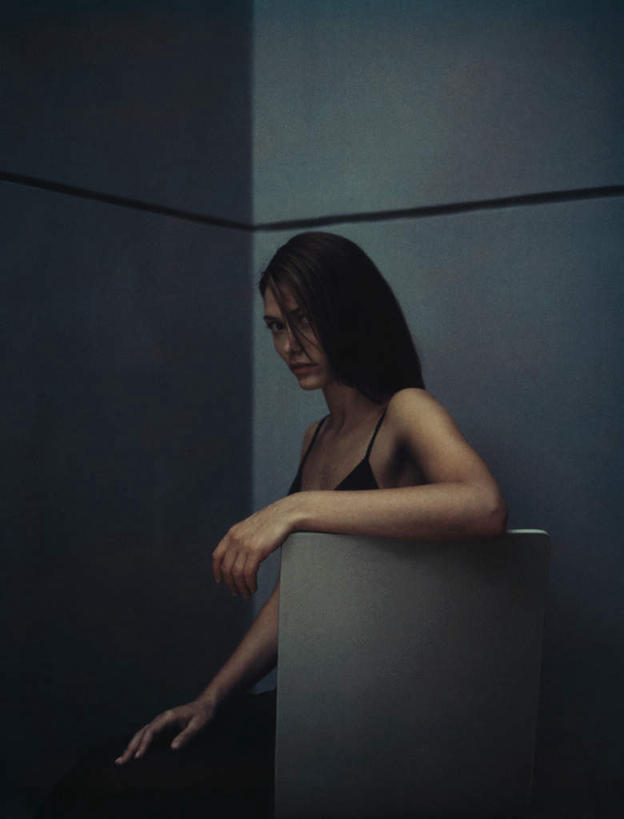 西方人,头发,一个人,坐,笑,摸,微笑,竖图,室内,白天,侧面,裙子,椅子,欧洲,欧洲人,仅一个年轻女性,仅一个女性,仅一个人,一把,撑,抚摸,连衣裙,木椅,墙,注视,墙壁,墙面,紫色,黑色,观察,看,靠,靠着,倚靠,一件,观看,吊带裙,察看,撑着,倚着,关注,年轻女性,女人,女性,白种人,长发,触摸,接触,坐着,半身,彩图