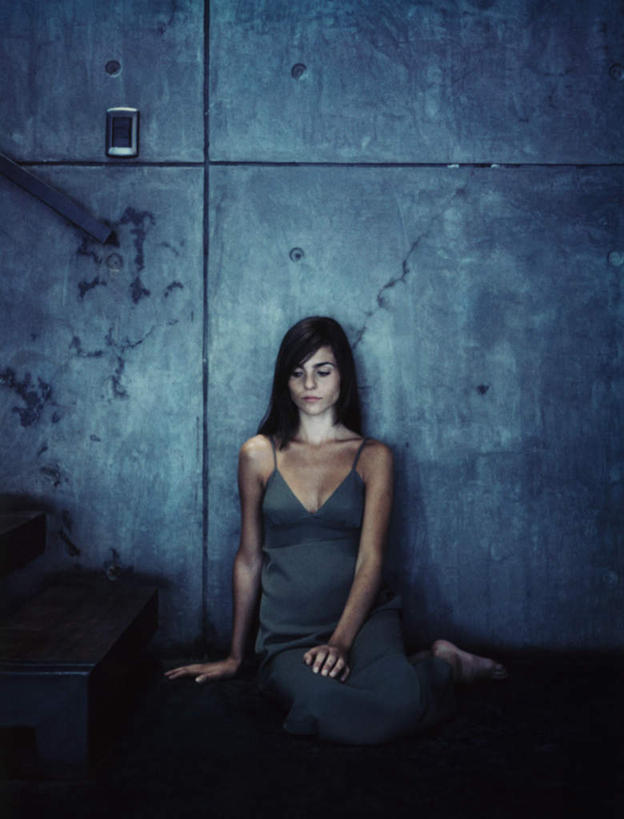 西方人,头发,一个人,栏杆,坐,闭眼,摸,竖图,室内,白天,正面,裙子,楼梯,欧洲,欧洲人,仅一个年轻女性,仅一个女性,仅一个人,撑,抚摸,阴影,花纹,条纹,连衣裙,反射,纹路,扶手,影子,阶梯,墙,护栏,墙壁,墙面,台阶,黑色,灰色,靠,靠着,倚靠,一件,吊带裙,撑着,倚着,年轻女性,女人,女性,白种人,长发,闭眼睛,闭着眼,闭着眼睛,触摸,接触,坐着,彩图,全身