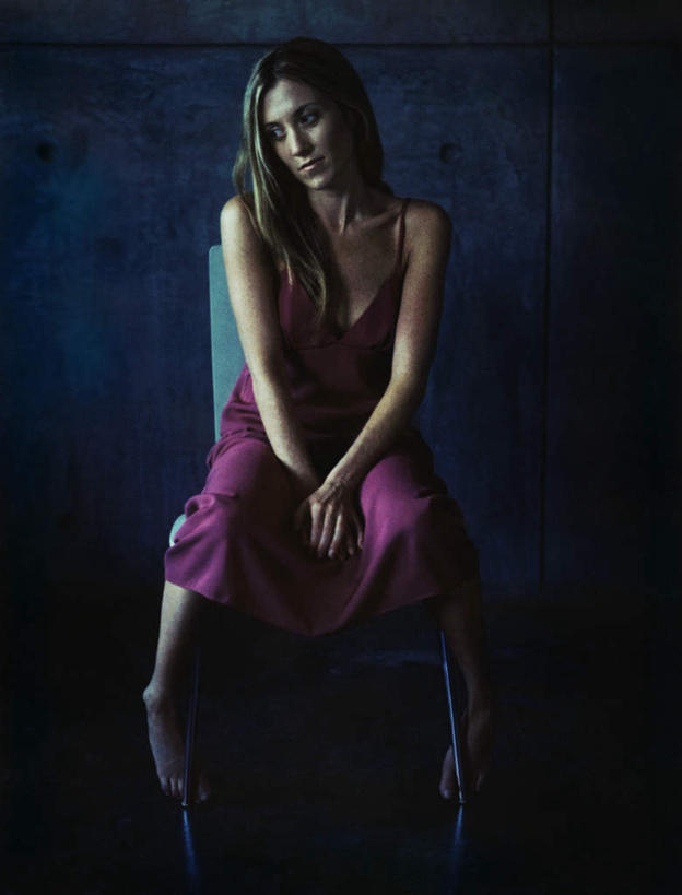 西方人,头发,一个人,坐,闭眼,摸,竖图,室内,白天,正面,裙子,椅子,欧洲,欧洲人,仅一个年轻女性,仅一个女性,仅一个人,一把,抚摸,阴影,花纹,条纹,连衣裙,反射,纹路,影子,木椅,墙,墙壁,墙面,红色,黑色,靠,靠着,手放前,倚靠,一件,吊带裙,倚着,年轻女性,女人,女性,白种人,长发,闭眼睛,闭着眼,闭着眼睛,触摸,接触,坐着,彩图,全身