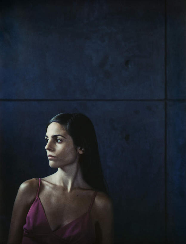 西方人,头发,一个人,站,竖图,室内,特写,白天,正面,裙子,欧洲,欧洲人,仅一个年轻女性,仅一个女性,仅一个人,阴影,花纹,条纹,连衣裙,反射,纹路,影子,墙,注视,墙壁,墙面,红色,黑色,观察,看,靠,靠着,倚靠,站着,转头,一件,观看,吊带裙,察看,倚着,关注,年轻女性,女人,女性,白种人,长发,站立,半身,彩图