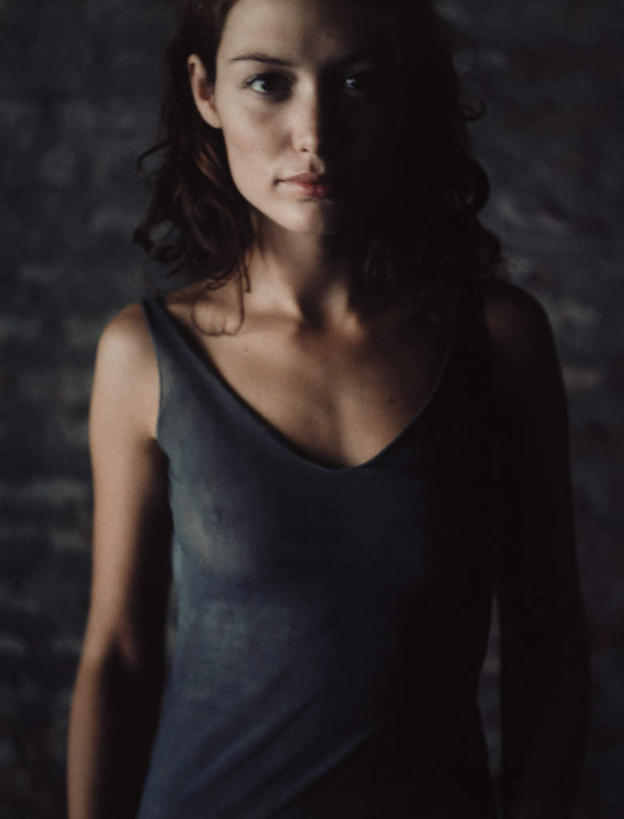 西方人,头发,一个人,站,笑,微笑,竖图,室内,特写,白天,正面,裙子,欧洲,欧洲人,仅一个年轻女性,仅一个女性,仅一个人,阴影,花纹,条纹,连衣裙,反射,纹路,影子,墙,注视,墙壁,墙面,黑色,灰色,观察,看,站着,一件,观看,吊带裙,察看,关注,年轻女性,女人,女性,白种人,长发,站立,半身,彩图