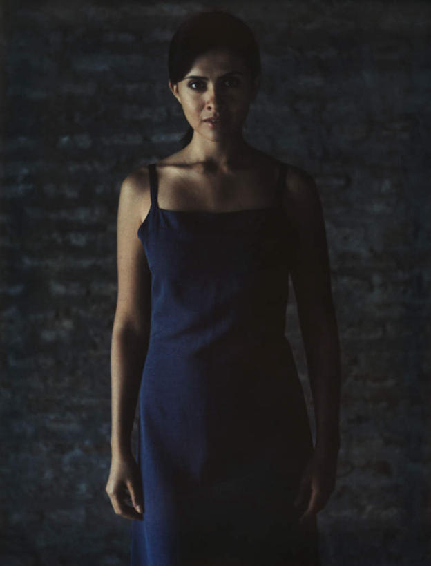 西方人,头发,一个人,站,笑,微笑,竖图,室内,特写,白天,正面,裙子,欧洲,欧洲人,仅一个年轻女性,仅一个女性,仅一个人,阴影,花纹,条纹,连衣裙,反射,纹路,影子,墙,注视,墙壁,墙面,蓝色,黑色,观察,看,站着,一件,观看,吊带裙,察看,关注,年轻女性,女人,女性,白种人,长发,站立,半身,彩图