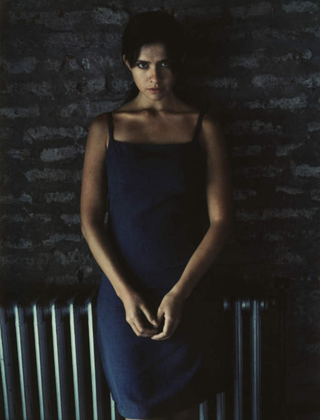 西方人,头发,一个人,站,笑,摸,微笑,竖图,室内,特写,白天,正面,裙子,欧洲,欧洲人,仅一个年轻女性,仅一个女性,仅一个人,一排,许多,抚摸,阴影,花纹,条纹,连衣裙,整齐,反射,纹路,管子,影子,墙,注视,墙壁,墙面,排列,蓝色,白色,黑色,观察,看,站着,一件,观看,吊带裙,察看,队列,关注,年轻女性,女人,女性,白种人,长发,触摸,接触,站立,半身,彩图