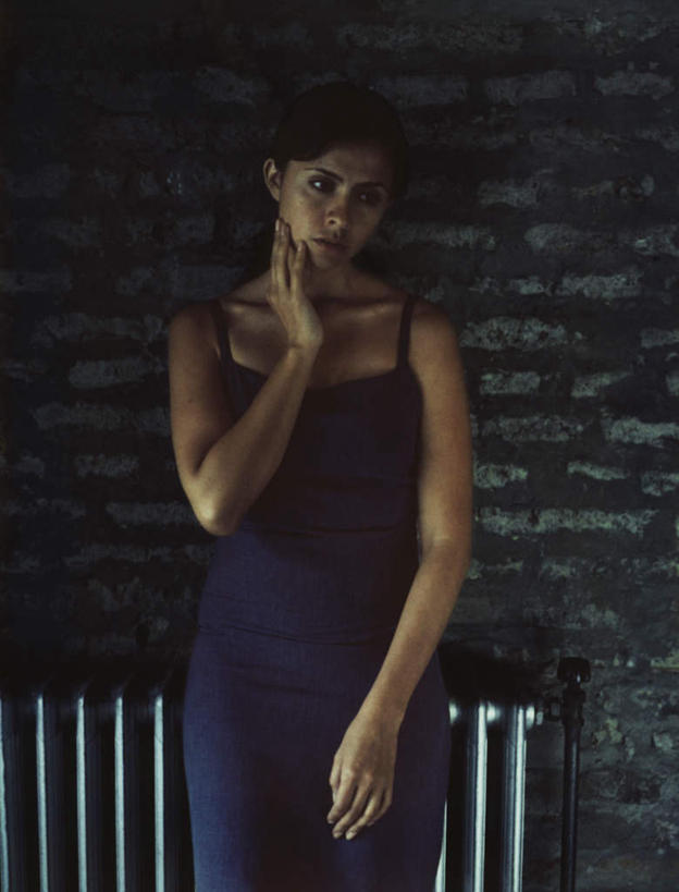 西方人,头发,一个人,站,举,摸,竖图,室内,特写,白天,正面,裙子,欧洲,欧洲人,仅一个年轻女性,仅一个女性,仅一个人,一排,许多,抚摸,阴影,花纹,条纹,连衣裙,整齐,反射,纹路,管子,影子,墙,注视,墙壁,墙面,排列,蓝色,白色,黑色,观察,看,托,站着,一件,观看,吊带裙,察看,队列,关注,年轻女性,女人,女性,白种人,长发,触摸,接触,举起,举手,举着,向上举,向上伸,向上托,站立,半身,彩图