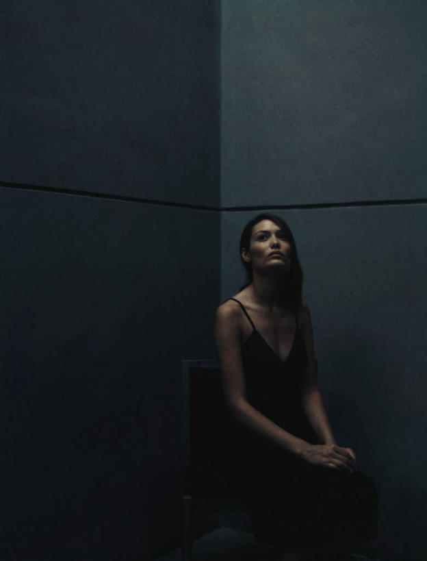 西方人,头发,一个人,坐,摸,竖图,室内,白天,正面,裙子,椅子,欧洲,欧洲人,仅一个年轻女性,仅一个女性,仅一个人,一把,抚摸,连衣裙,木椅,墙,注视,墙壁,墙面,蓝色,黑色,观察,看,靠,靠着,倚靠,一件,观看,吊带裙,察看,倚着,关注,年轻女性,女人,女性,白种人,长发,触摸,接触,抬头,仰头,坐着,半身,彩图