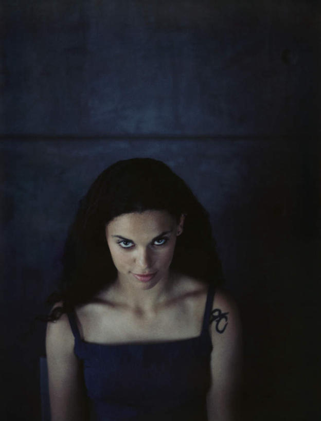 西方人,头发,一个人,站,笑,微笑,露齿笑,竖图,俯视,室内,特写,白天,裙子,欧洲,欧洲人,仅一个年轻女性,仅一个女性,仅一个人,阴影,花纹,条纹,连衣裙,反射,纹路,影子,墙,注视,墙壁,墙面,蓝色,黑色,观察,看,站着,一件,观看,吊带裙,察看,关注,年轻女性,女人,女性,白种人,长发,抬头,仰头,站立,半身,彩图,高角度拍摄