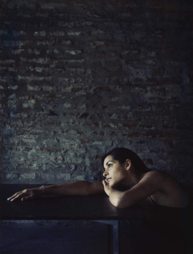 西方人,头发,一个人,坐,笑,摸,微笑,露齿笑,竖图,室内,白天,侧面,裙子,桌子,欧洲,欧洲人,仅一个年轻女性,仅一个女性,仅一个人,撑,抚摸,阴影,花纹,条纹,连衣裙,反射,纹路,影子,办公桌,墙,注视,墙壁,墙面,蓝色,黑色,观察,看,趴着,一件,观看,吊带裙,察看,撑着,关注,年轻女性,女人,女性,白种人,长发,触摸,接触,趴,坐着,半身,彩图