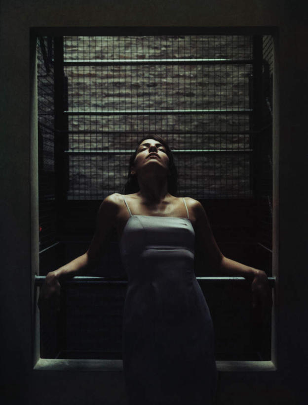 西方人,头发,一个人,站,闭眼,摸,竖图,室内,白天,正面,裙子,欧洲,欧洲人,仅一个年轻女性,仅一个女性,仅一个人,撑,抚摸,连衣裙,网,墙,笼子,墙壁,墙面,蓝色,黑色,靠,靠着,倚靠,站着,一件,吊带裙,撑着,倚着,年轻女性,女人,女性,白种人,长发,闭眼睛,闭着眼,闭着眼睛,触摸,接触,抬头,仰头,站立,半身,彩图