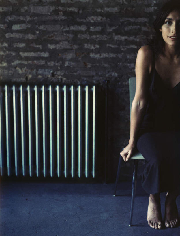 西方人,头发,一个人,坐,笑,摸,微笑,露齿笑,竖图,室内,白天,正面,裙子,椅子,欧洲,欧洲人,仅一个年轻女性,仅一个女性,仅一个人,一把,一排,许多,撑,抚摸,阴影,花纹,条纹,连衣裙,整齐,反射,纹路,管子,影子,木椅,墙,注视,墙壁,墙面,排列,蓝色,白色,黑色,观察,看,一件,观看,吊带裙,察看,撑着,队列,关注,年轻女性,女人,女性,白种人,长发,触摸,接触,坐着,半身,彩图