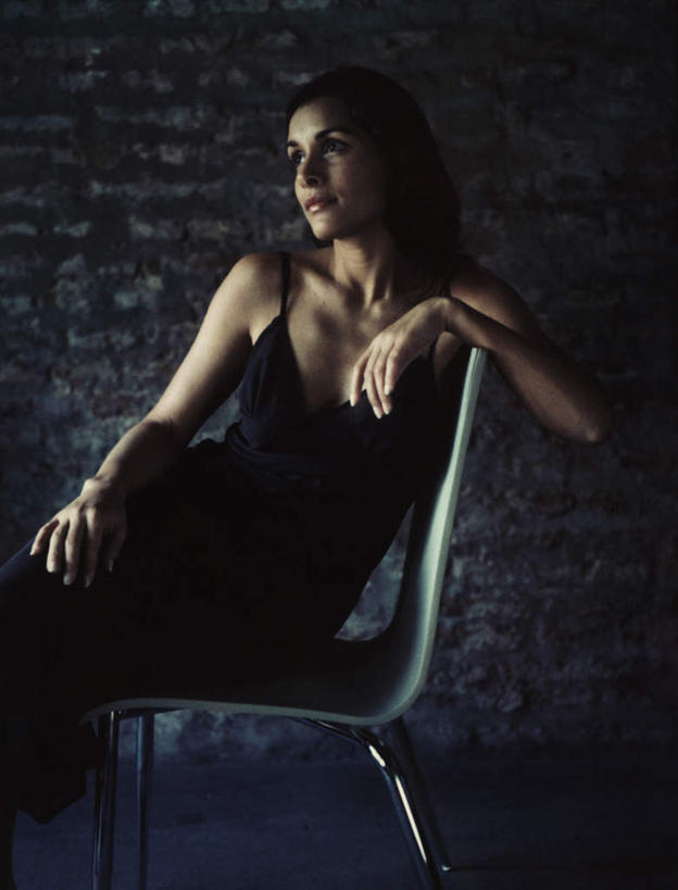 西方人,头发,一个人,坐,笑,摸,微笑,竖图,室内,白天,正面,裙子,椅子,欧洲,欧洲人,仅一个年轻女性,仅一个女性,仅一个人,一把,撑,抚摸,阴影,花纹,条纹,连衣裙,反射,纹路,影子,木椅,墙,注视,墙壁,墙面,蓝色,黑色,观察,看,靠,靠着,倚靠,一件,观看,吊带裙,察看,撑着,倚着,关注,年轻女性,女人,女性,白种人,长发,触摸,接触,坐着,半身,彩图