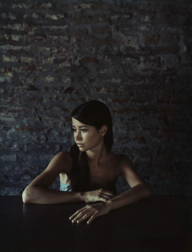 西方人,头发,一个人,坐,笑,摸,微笑,竖图,室内,白天,正面,裙子,桌子,欧洲,欧洲人,仅一个年轻女性,仅一个女性,仅一个人,撑,抚摸,阴影,花纹,条纹,连衣裙,反射,纹路,影子,办公桌,墙,注视,墙壁,墙面,蓝色,黑色,观察,看,趴着,转头,一件,观看,吊带裙,察看,撑着,关注,年轻女性,女人,女性,白种人,长发,触摸,接触,趴,坐着,半身,彩图