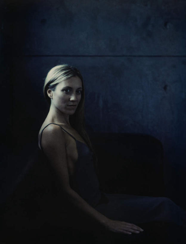 西方人,头发,一个人,坐,笑,摸,微笑,露齿笑,竖图,室内,白天,侧面,裙子,椅子,欧洲,欧洲人,仅一个年轻女性,仅一个女性,仅一个人,一把,抚摸,阴影,花纹,条纹,连衣裙,反射,纹路,影子,木椅,墙,注视,墙壁,墙面,蓝色,黑色,观察,看,靠,靠着,倚靠,转头,一件,观看,吊带裙,察看,倚着,关注,年轻女性,女人,女性,白种人,长发,触摸,接触,坐着,半身,彩图