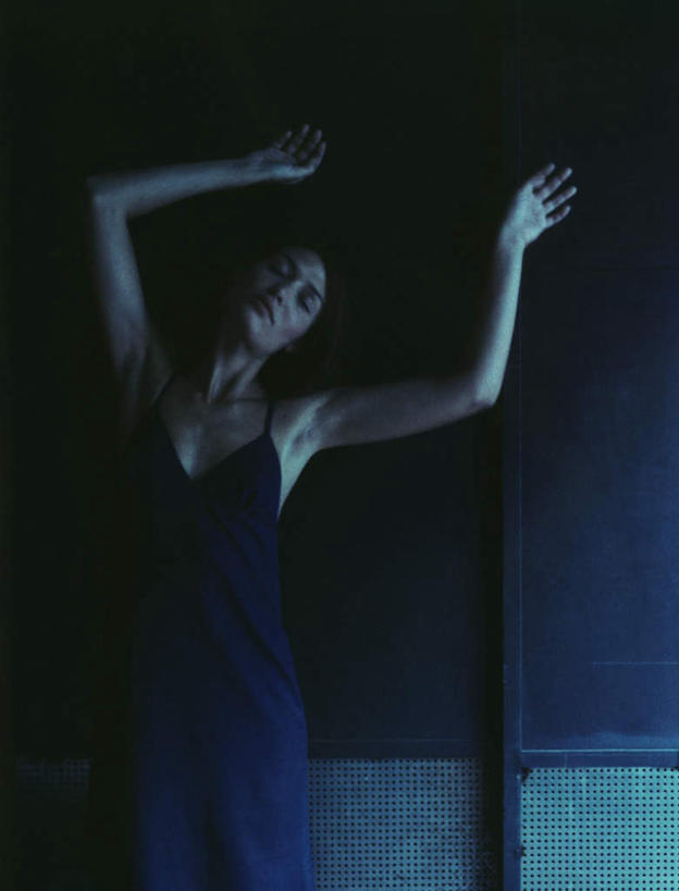 西方人,头发,一个人,站,举,闭眼,伸展双臂,竖图,室内,白天,正面,裙子,欧洲,欧洲人,仅一个年轻女性,仅一个女性,仅一个人,阴影,花纹,条纹,连衣裙,反射,纹路,影子,墙,墙壁,墙面,蓝色,黑色,靠,靠着,托,倚靠,站着,一件,吊带裙,倚着,年轻女性,女人,女性,白种人,长发,闭眼睛,闭着眼,闭着眼睛,敞开双臂,举起,举手,举着,伸开双臂,向上举,向上伸,向上托,展开双肩,站立,张开手臂,张开双臂,半身,彩图