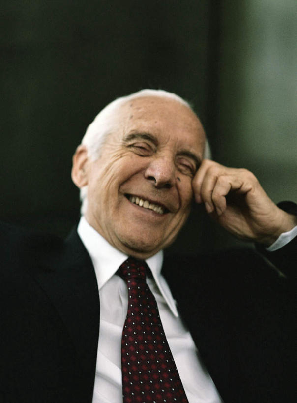 西方人,脸,头,脸颊,头发,一个人,商务人士,商务男性,坐,闭眼,笑,摸,微笑,露齿笑,竖图,室内,特写,白天,正面,衬衫,欧洲,欧洲人,仅一个男性,仅一个人,撑,抚摸,套装,朦胧,模糊,墙,褐色,领带,墙壁,墙面,白色,靠,靠着,倚靠,仅一个老年男性,撑着,倚着,愉悦,商务装,工薪阶层,老年男性,男人,男性,白种人,头部,脸部,脸蛋,面部,白领,上班族,闭眼睛,闭着眼,闭着眼睛,触摸,接触,坐着,半身,彩图,衬衣,开心