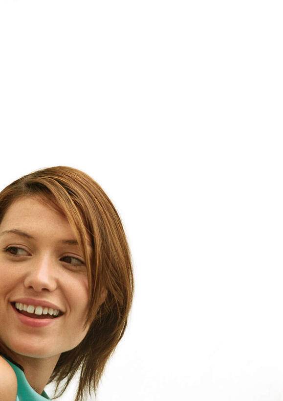 西方人,脸,头,脸颊,头发,一个人,笑,微笑,露齿笑,竖图,室内,特写,白天,白色背景,仰视,欧洲,欧洲人,仅一个年轻女性,仅一个女性,仅一个人,注视,休闲装,黄色,绿色,观察,看,张嘴,休闲,休闲服,摄影,影棚,观看,察看,愉悦,关注,张大嘴巴,年轻女性,女人,女性,白种人,头部,脸部,脸蛋,面部,张开嘴,半身,彩图,低角度拍摄,影棚拍摄,开心,拍摄