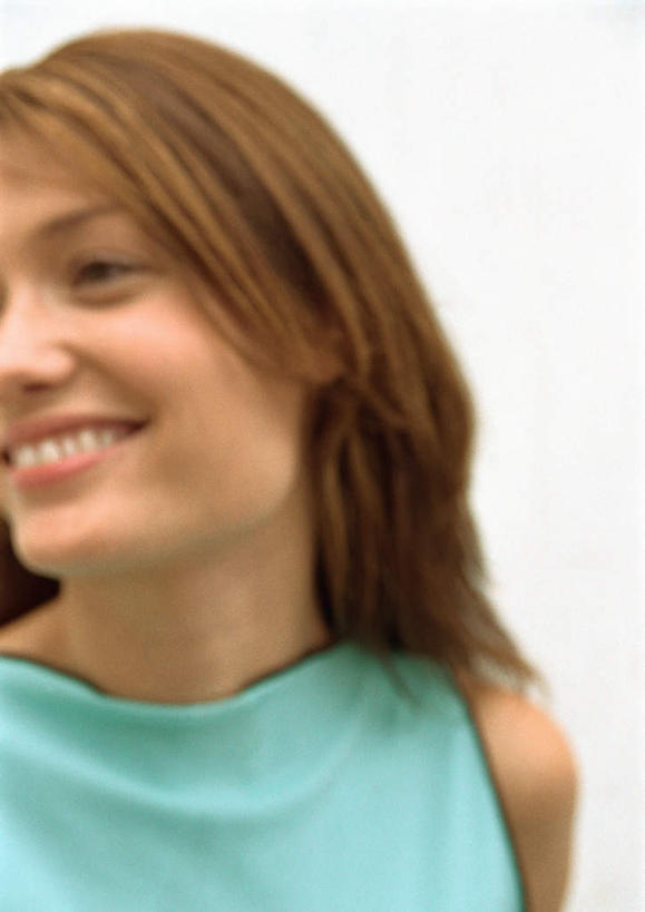 西方人,脸,头,脸颊,头发,一个人,站,笑,微笑,露齿笑,竖图,室内,特写,白天,白色背景,正面,欧洲,欧洲人,仅一个年轻女性,仅一个女性,仅一个人,朦胧,模糊,注视,休闲装,黄色,绿色,观察,看,站着,转头,休闲,休闲服,摄影,影棚,观看,察看,关注,年轻女性,女人,女性,白种人,头部,脸部,脸蛋,面部,站立,半身,彩图,影棚拍摄,开心,拍摄