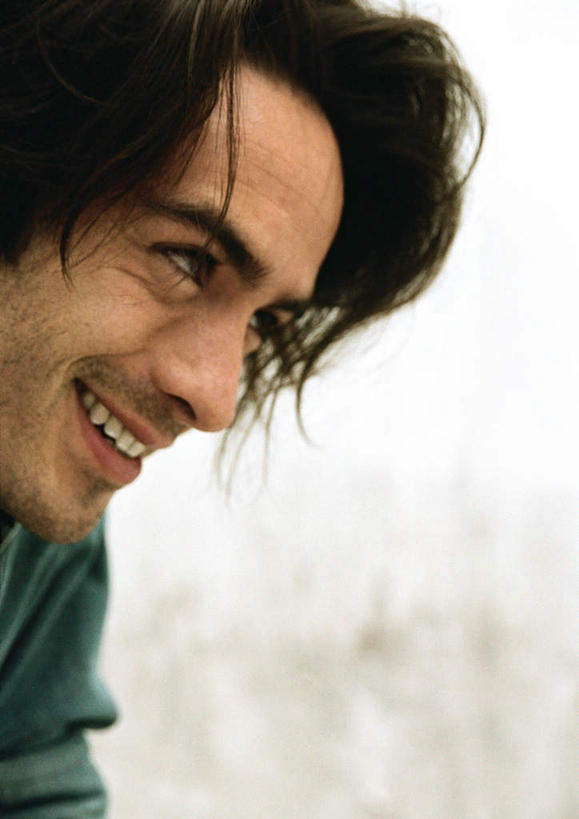 西方人,脸,头,脸颊,头发,一个人,笑,微笑,露齿笑,竖图,室内,特写,白天,白色背景,侧面,欧洲,欧洲人,仅一个男性,仅一个人,注视,休闲装,仅一个年轻男性,黄色,绿色,观察,看,张嘴,休闲,休闲服,摄影,影棚,观看,察看,愉悦,关注,张大嘴巴,男人,男性,年轻男性,白种人,头部,脸部,脸蛋,面部,张开嘴,半身,彩图,影棚拍摄,开心,拍摄