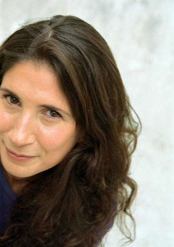 西方人,脸,头,脸颊,头发,一个人,站,笑,微笑,竖图,俯视,室内,特写,白天,白色背景,欧洲,欧洲人,仅一个年轻女性,仅一个女性,仅一个人,注视,休闲装,黄色,蓝色,观察,看,站着,休闲,休闲服,摄影,影棚,观看,察看,关注,年轻女性,女人,女性,白种人,头部,卷发,脸部,脸蛋,面部,站立,半身,彩图,高角度拍摄,影棚拍摄,拍摄