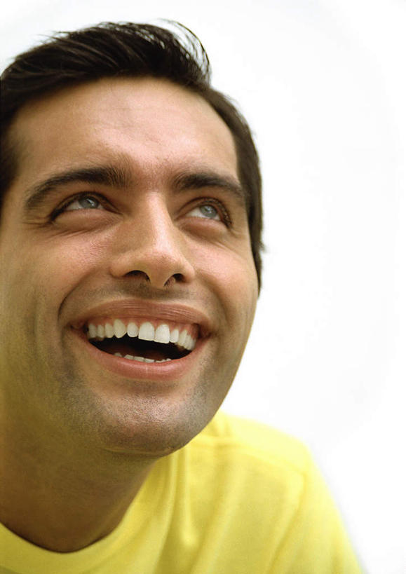 西方人,脸,头,脸颊,头发,一个人,笑,微笑,露齿笑,竖图,室内,特写,白天,正面,兴奋,欧洲,欧洲人,仅一个男性,仅一个人,注视,休闲装,仅一个年轻男性,黄色,黑色,观察,看,张嘴,休闲,休闲服,观看,察看,愉悦,关注,张大嘴巴,男人,男性,年轻男性,白种人,头部,脸部,脸蛋,面部,张开嘴,抬头,仰头,半身,彩图,开心