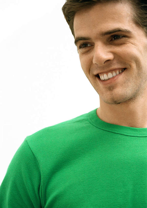 西方人,脸,头,脸颊,胡须,头发,一个人,笑,微笑,露齿笑,竖图,室内,特写,白天,正面,欧洲,欧洲人,仅一个男性,仅一个人,注视,休闲装,仅一个年轻男性,绿色,黑色,低头,观察,看,休闲,休闲服,观看,察看,愉悦,关注,男人,男性,年轻男性,白种人,山羊胡,头部,胡子,脸部,脸蛋,面部,半身,彩图,开心